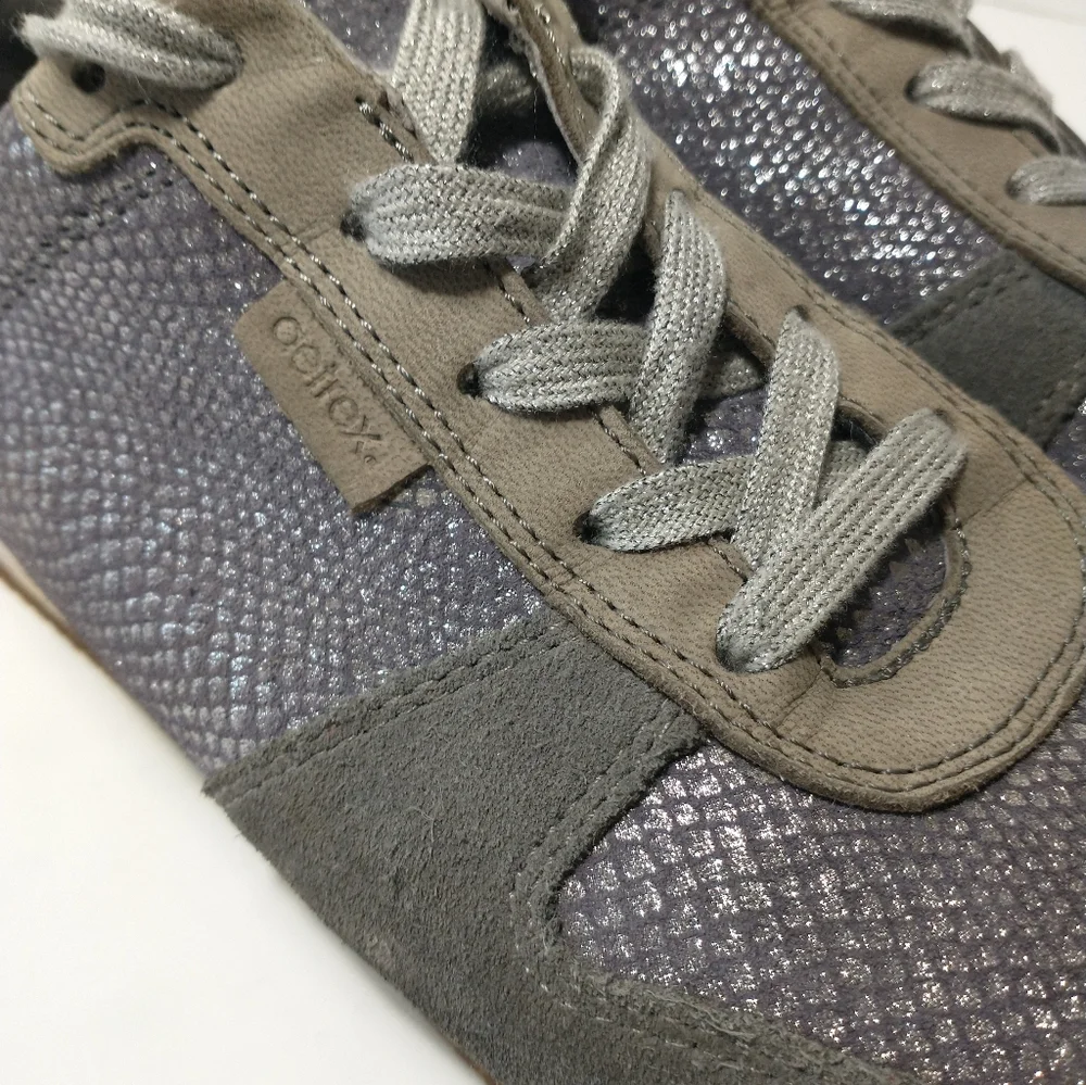 Aetrex Gray and Silver Snakeskin Print Sneakers‎ With Suede Accents, Size 9.5